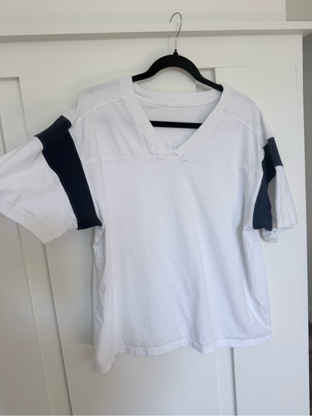 Vuori White/ Navy V-Neck Size L